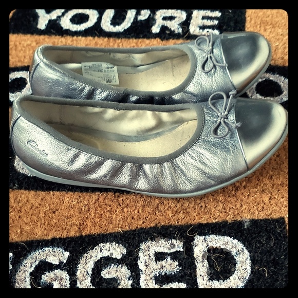clarks silver flats